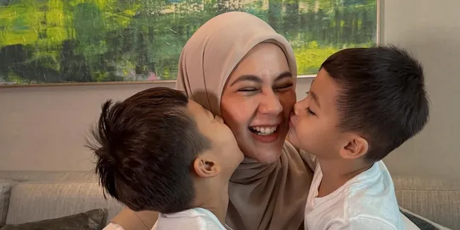 Momen Paula Verhoeven Bareng Anak Setelah Cerai, Kiano dan Kenzo Fashionable Sama Mama