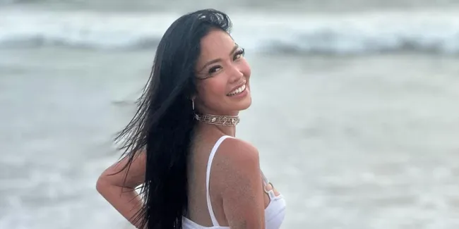 Usia 47 Tahun, Shanty Dilamar Romantis di Tepi Laut