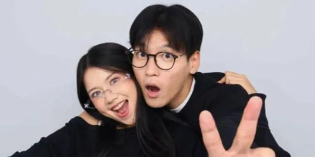 Na Daehoon dan Diva Azzura Photobox ala 'XO, Kitty', Ciuman Ganti Salaman