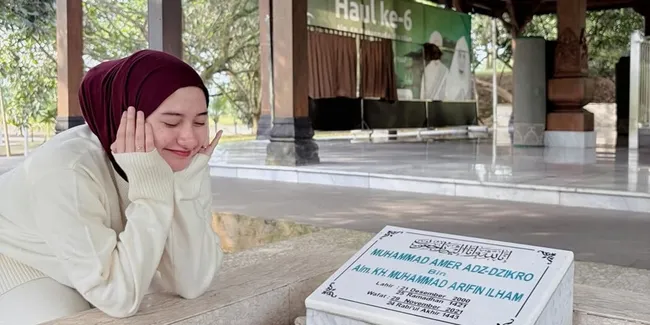 Nadzira Shafa Ziarah ke Makam Ameer Azzikra, Caption Isyaratkan Mau Nikah?