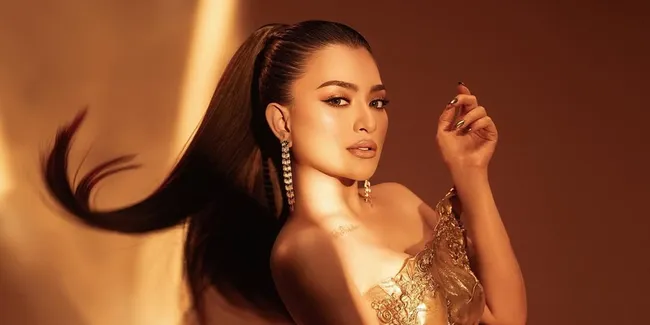 Nathalie Holscher di Pemotretan Terbaru, Menyala dalam Balutan Stocking Jaring-Jaring 
