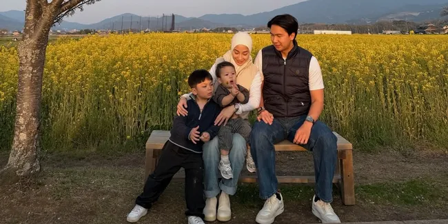 8 Potret Nikita Willy Cantik Berhijab Liburan di Jepang, Tersentuh Makna Bunga Sakura