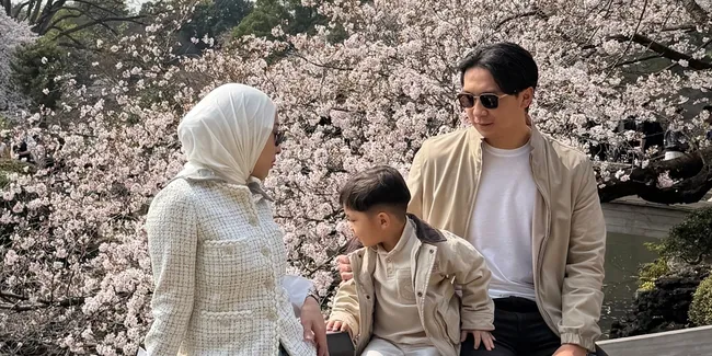 Nikita Willy Lihat Sakura di Jepang, Istiqomah Pakai Hijab