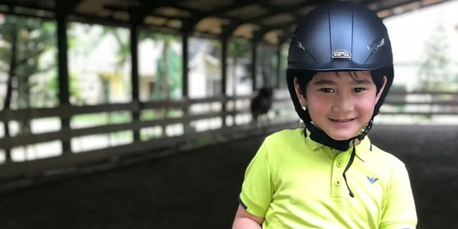 Olahraga Anak Sultan, Intip Sederet Potret Ganteng Rafathar Saat Berkuda