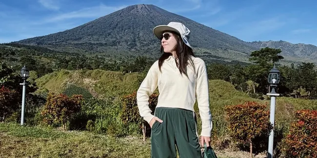 Olivia Jensen Nikmati Keindahan Gunung Rinjani, Siap Mendaki?