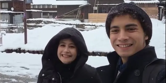 Omara Esteghlal dan Prilly Latuconsina Liburan -2 Derajat di Jepang