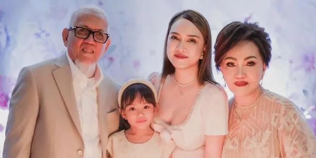 Ortu Akur Meski Sudah Cerai, Potret Shandy Aulia Bersyukur Didampingi Mama Papa di Pesta Ultah