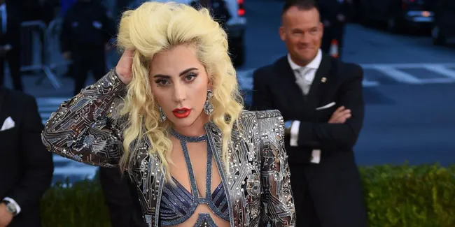 Padukan Tank Top Mini dan Hot Pants, Lady Gaga Pamer Lekuk Tubuh 
