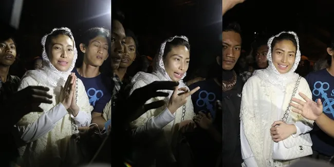 Pakai Kaftan Putih, Ayu Dewi Hadiri Tahlilan Olga Syahputra