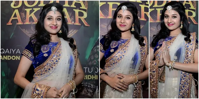 Pakai Sari Biru Mewah, Paridhi Sharma Tampil Spesial di Jakarta