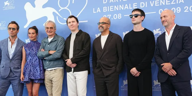 Potret Para Pemain 'THE WIZARD OF THE KREMLIN' Jadi Sorotan di Venice, Filmnya Masuk BIFF