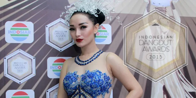 Parade Busana Glamor & Mewah di Indonesian Dangdut Awards 2015