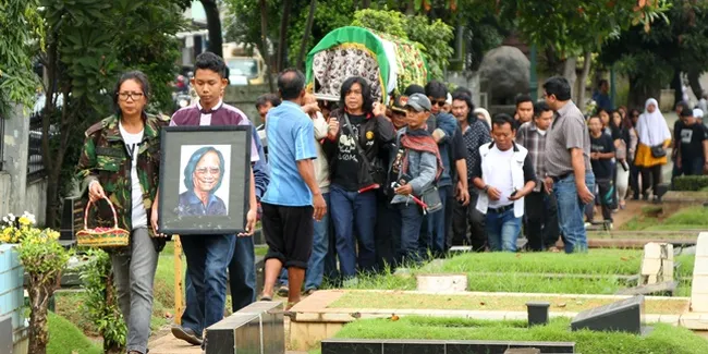 Pemakaman Yon Koeswoyo di TPU Tanah Kusir Dihadiri Musisi Ternama