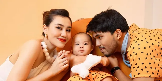 Pemotretan Aaliyah Massaid dan Thariq Halilintar Ala Flinstone, Baby Arash Gemas