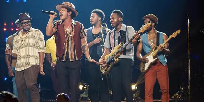 Penampilan Bruno Mars Super Meriah di Los Angeles