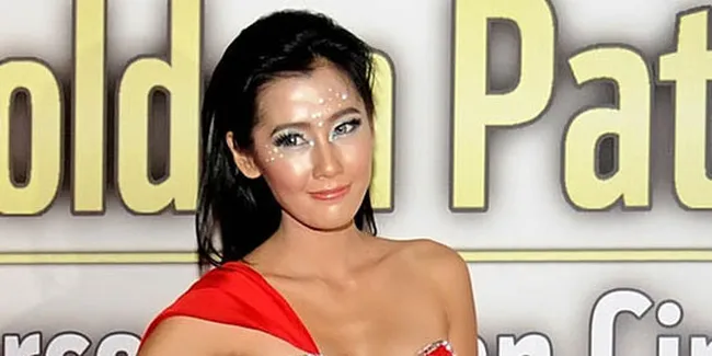 Penampilan Modis Selebriti di Red Carpet Golden Path Of Love
