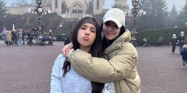 Penampilan Sederhana Mikhayla Bakrie Saat Liburan di Belanda, Cantik dan Gemesin