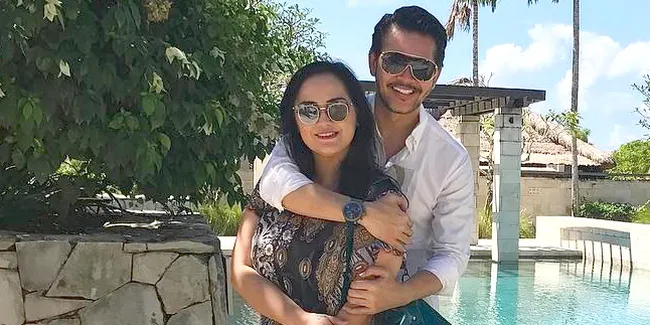 Pergi ke Bali, Ferry Salim Tampil Kece & Mesra Bersama Sang Istri