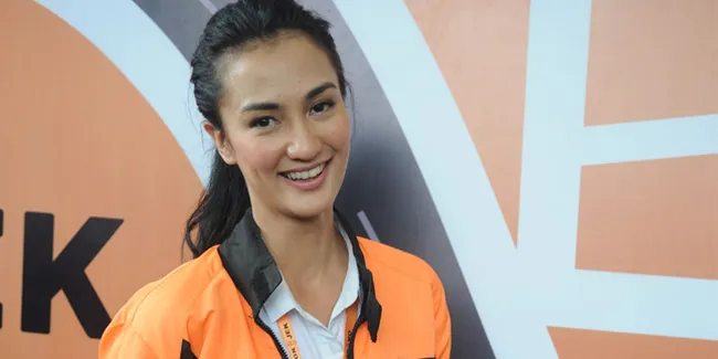 Pergi ke Pantai Sambolo, Atiqah Hasiholan Pamer Kaki Jenjang