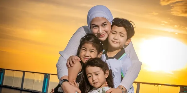 Pertemuan Pertama Tiga Anak Nina Zatulini Lihat Adik yang Baru Lahir, Menyentuh Hati