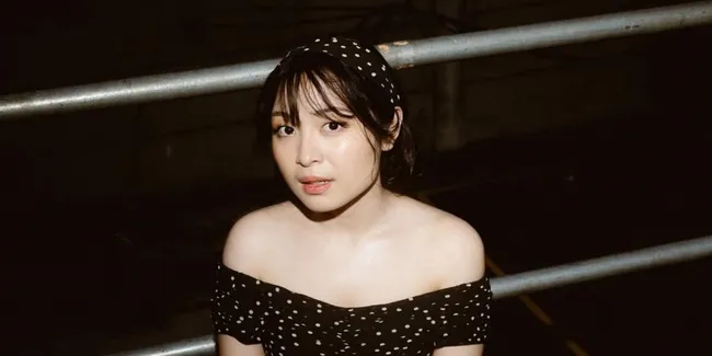 Pesona Bernadya dengan Poni dan Gaun Polkadot di Synchronize 2025