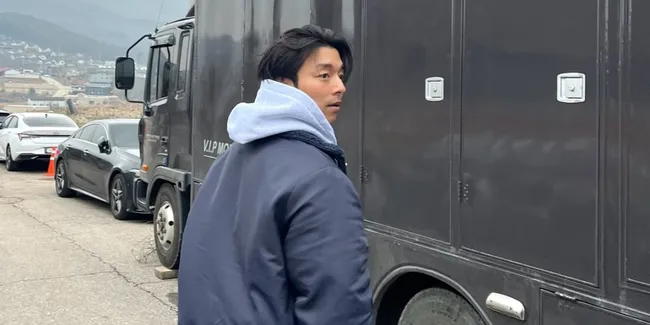 Pesona Punggung Gong Yoo, Tampak Belakang Aja Ganteng Banget