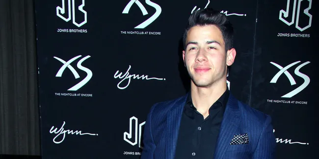 Pesona Seksi Nick Jonas Yang Bikin Kamu Tak Mampu Berkedip