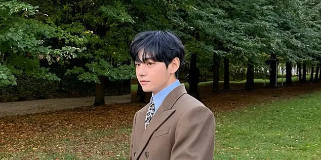 7 Potret Pesona V BTS saat Hadir di Vogue World, Tampil Chic dan Klasik dengan Nuansa Abu