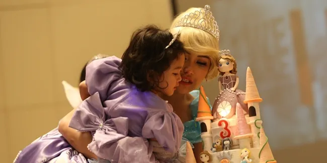 Pesta Ala Disney, Ayu Ting Ting Beli Kue Ulang Tahun Dari Mekah