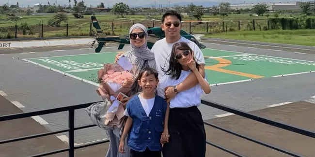 Poppy Bunga Dapat Kado Ultah Pernikahan ke-12 dari Suami, Naik Helikopter Sekeluarga