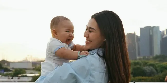 Potret Aaliyah Massaid dan Thariq Halilintar Piknik di Singapura, Ajak Baby Arash Bermain