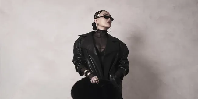 Potret Agnez Mo Tampil Serba Hitam di Gold Gala 2026, Auranya Unik dan Berani
