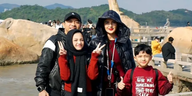 Potret Anang Hermansyah Mengaji Bersama Kedua Anaknya