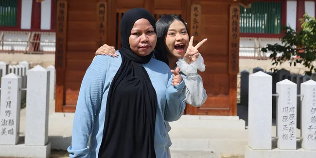 Potret April DA7 dan Sang Ibu Liburan ke Jepang, Kompak Pakai Baju Biru