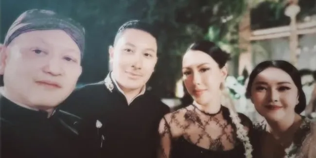 Potret Ari Sigit di Pernikahan Darma Mangkuluhur & Patricia Schudltz, Sepupu Beda Usia Jauh