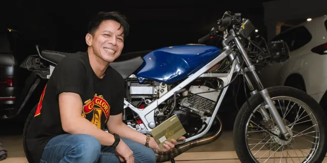 Potret Ariel NOAH Girang Dapat Kado Motor Suzuki RGR dari Gading Marten & Para Sahabat