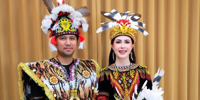 Potret Arumi Bachsin Sekeluarga Berbusana Dayak di HUT RI ke-81