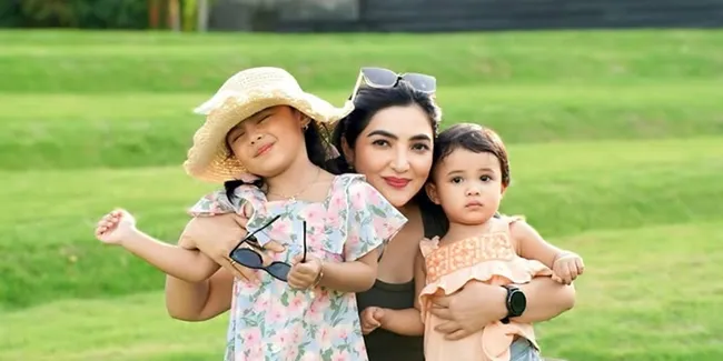 7 Potret Ashanty Bagikan Momen Bareng Azura yang Lagi Ultah, Sempatkan Waktu Bersama