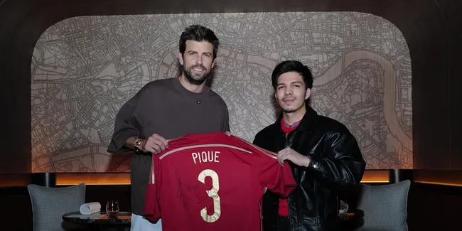 7 Potret Atta Halilintar Ketemu dan Ngobrol Bareng Gerard Pique, Siapkan Proyek Sepak Bola Misterius