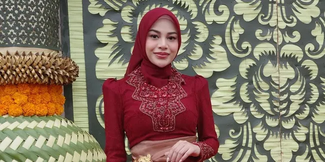 Potret Aurel Hermansyah di Nikahan Kakak Sarah Menzel, Adat Bali Dipadu Hijab