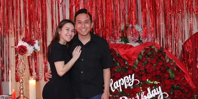 Potret Ayu Ting Ting Diberi Kejutan Ulang Tahun ke-34, Rayakan Bareng Pacar