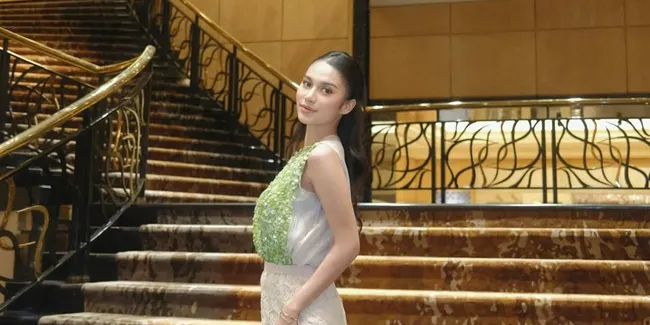 7 Potret Azizah Salsha Tampil di JFW 2025, Gaya Jalannya Jadi Sorotan