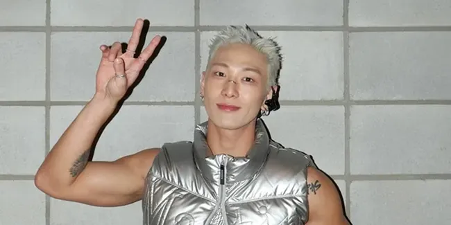 Potret Baekho Berangkat ke Bali Buat Waterbomb, Rambut Kembali Hitam