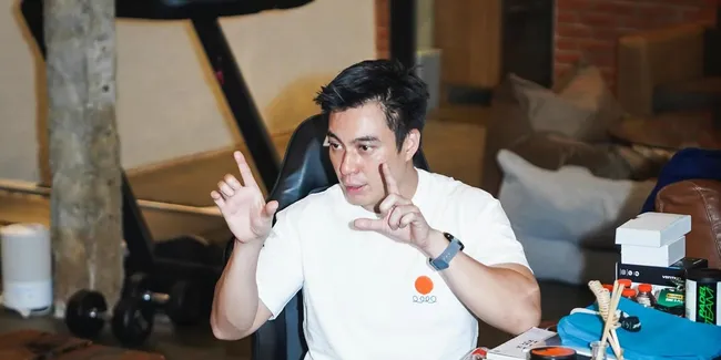 7 Potret Baim Wong saat Mengajar Soal Akting dan Penyutradaraan, Beri Kesempatan Open Casting Juga di Sekolah
