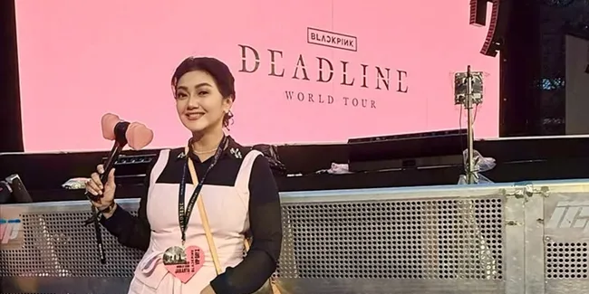 8 Potret Bella Saphira Nonton Konser BLACKPINK, Ternyata BLINK - Bareng Para Ibu-Ibu