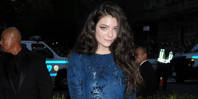 Potret BTS Sikap Nakal Lorde di Video Klip 'Magnets'