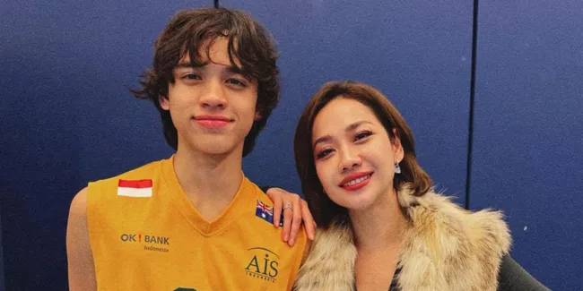 Potret Bunga Citra Lestari ke Hong Kong Nonton Anak Main Basket, Noah Sinclair Makin Ganteng