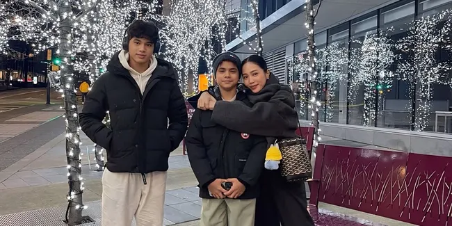 Potret Bunga Zainal Tunjukkan Penghargaan yang Didapat Kedua Anaknya, Awali Tahun dengan Kebanggaan