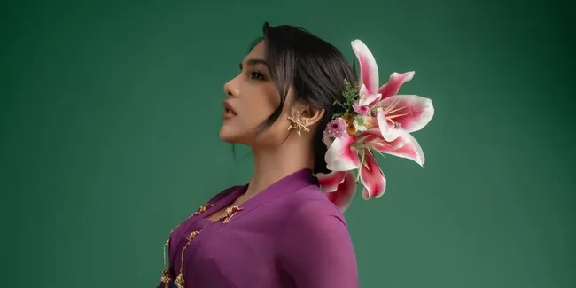 Potret Cantik Davina Karamoy Pakai Kebaya dan Batik Rayakan Hari Kartini