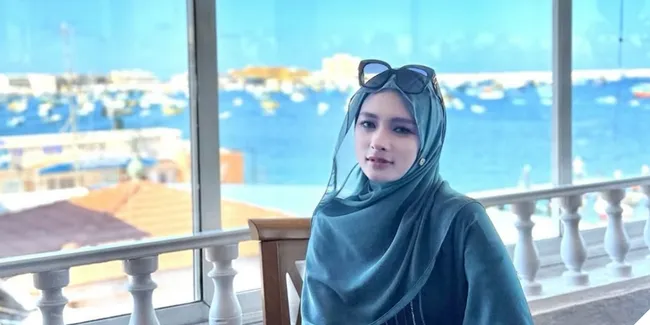 7 Potret Cantik Inara Rusli Jalan-Jalan ke Mesir, Tampil Anggun dan Elegan